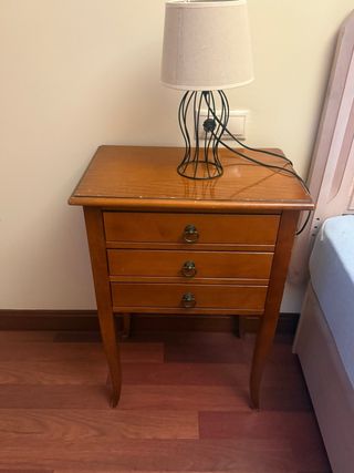 Mesita de noche de madera