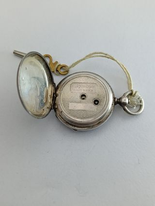 Reloj de bolsillo plateado antiguo