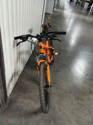 Bicicleta de montaña naranja