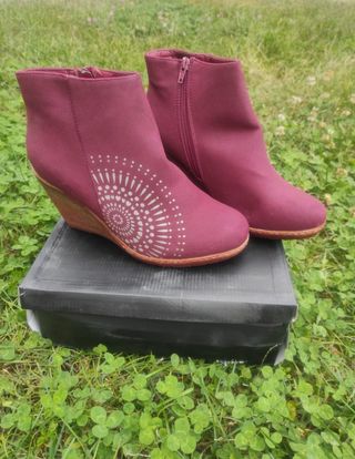 Botines burdeos con cuña y diseño