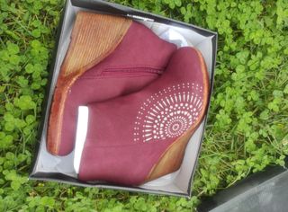 Botines burdeos con cuña y diseño