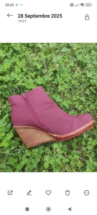 Botines burdeos con cuña y diseño