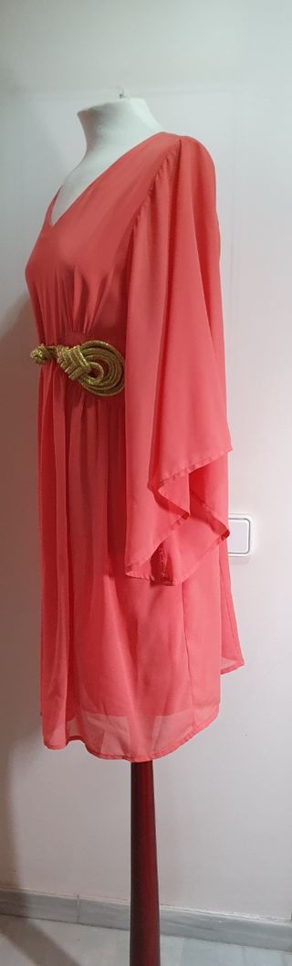 Vestido coral con cinturón dorado