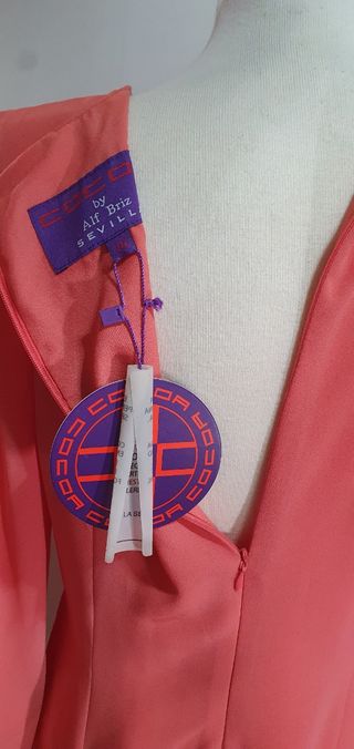 Vestido coral con cinturón dorado