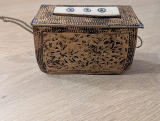 Cajita joyero dorada con diseño
