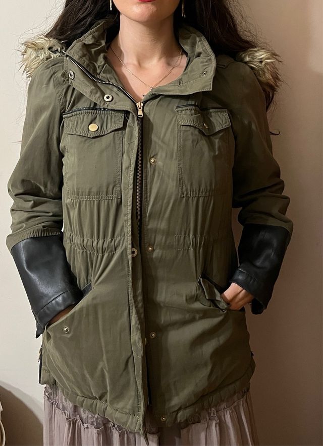 Parka verde con capucha y mangas de cuero