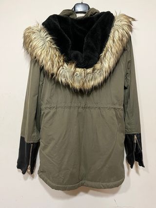 Parka verde con capucha y mangas de cuero