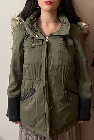 Parka verde con capucha y mangas de cuero