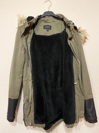 Parka verde con capucha y mangas de cuero