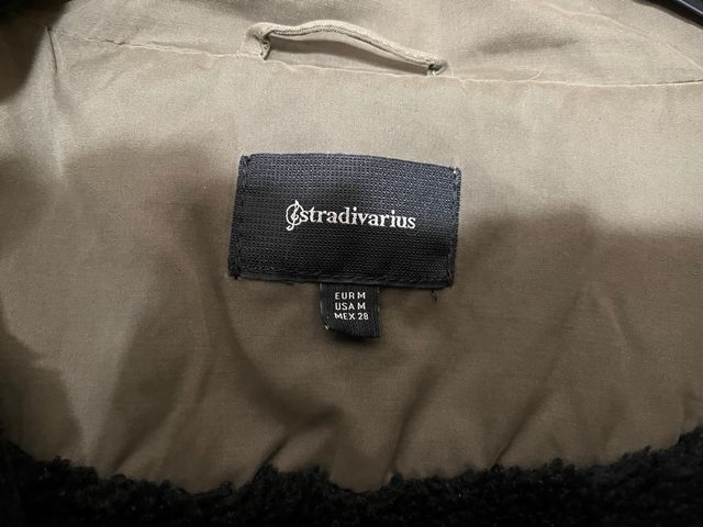 Parka verde con capucha y mangas de cuero