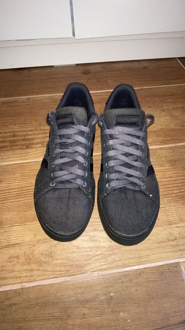 Zapatillas Adidas grises y negras