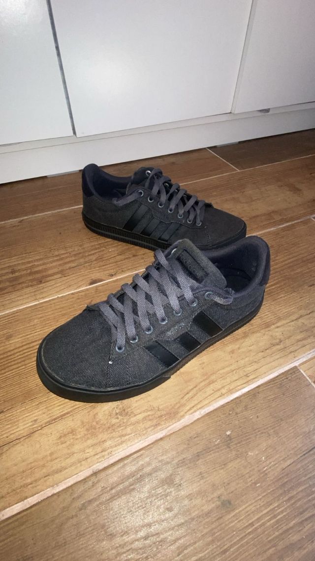 Zapatillas Adidas grises y negras