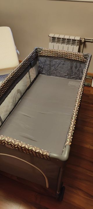 Cuna de bebé y colchón