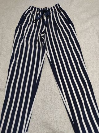 Pantalón a rayas azul y blanco