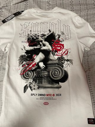 Camiseta Supply & Demand con diseño en espalda.