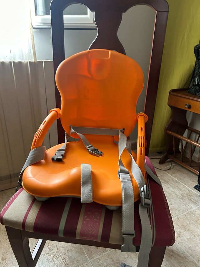 Trona de viaje plegable naranja y verde
