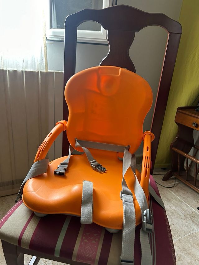 Trona de viaje plegable naranja y verde
