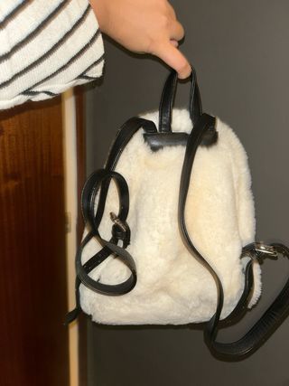 Mochila peludita beige