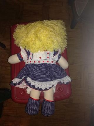 Boneca de pano amarela com vestido azul bolinhas