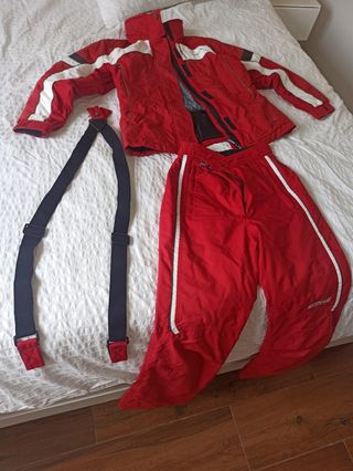 Mono de esquí rojo y blanco