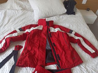 Mono de esquí rojo y blanco