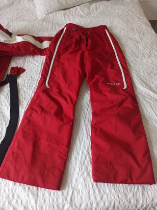 Mono de esquí rojo y blanco