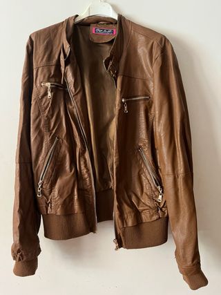 Chaqueta marrón efecto piel