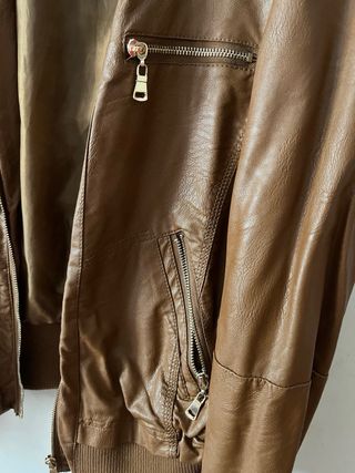 Chaqueta marrón efecto piel