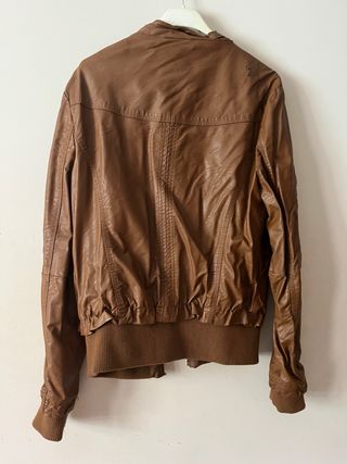 Chaqueta marrón efecto piel