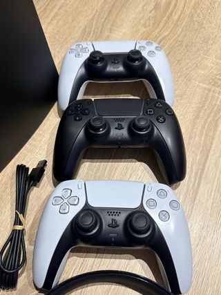 Consola PlayStation 5 Negra y Blanca