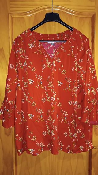 Blusa roja floral manga acampanada