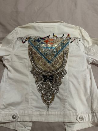 Chaqueta vaquera blanca con adornos