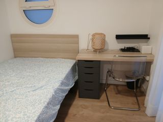 Escritorio IKEA y Silla Transparente