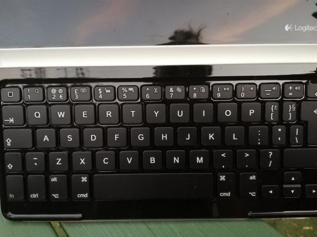 Tastiera nera magnetica ultrasottile Logitech