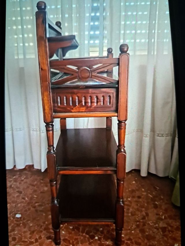 Mueble de madera con espejo y cajón