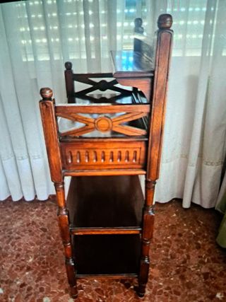 Mueble de madera con espejo y cajón