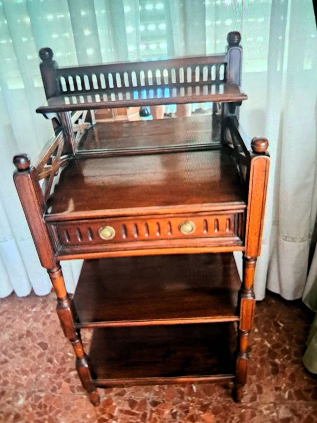 Mueble de madera con espejo y cajón