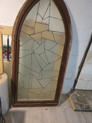 Ventana antigua de madera con cristal emplomado