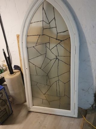 Ventana antigua de madera con cristal emplomado