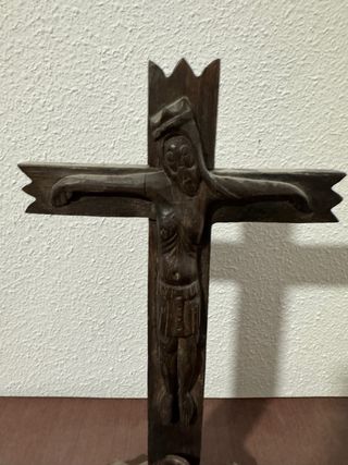 Crucifijo madera tallada a mano
