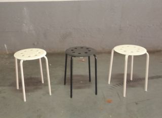 Banqueta metálica y plástica (blanca y negra)