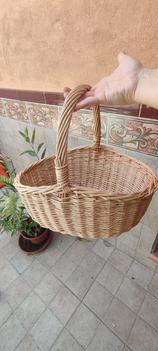 Cesta de mimbre con asa