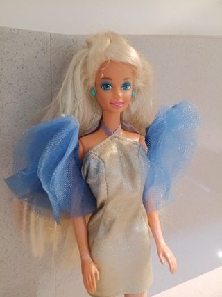 Barbie con vestito oro e maniche blu