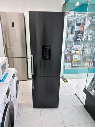 Nevera negra con dispensador de agua