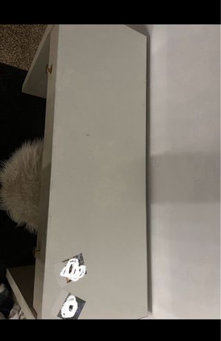 Tocador blanco con detalles dorados y cristal