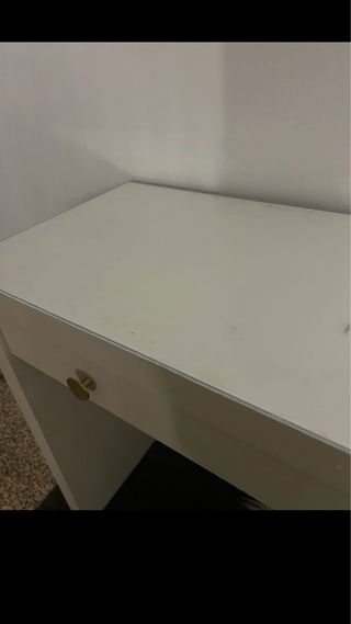 Tocador blanco con detalles dorados y cristal