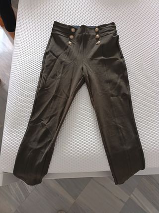 Pantalones verdes con botones dorados