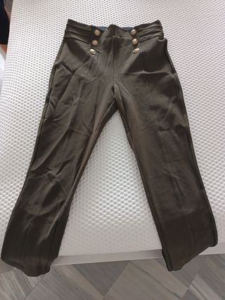 Pantalones verdes con botones dorados