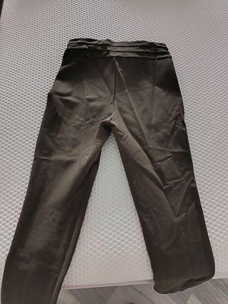 Pantalones verdes con botones dorados