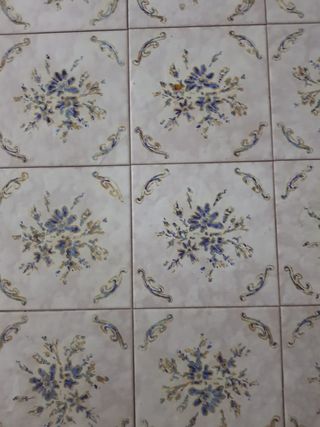 Mesa rústica con azulejos y ruedas